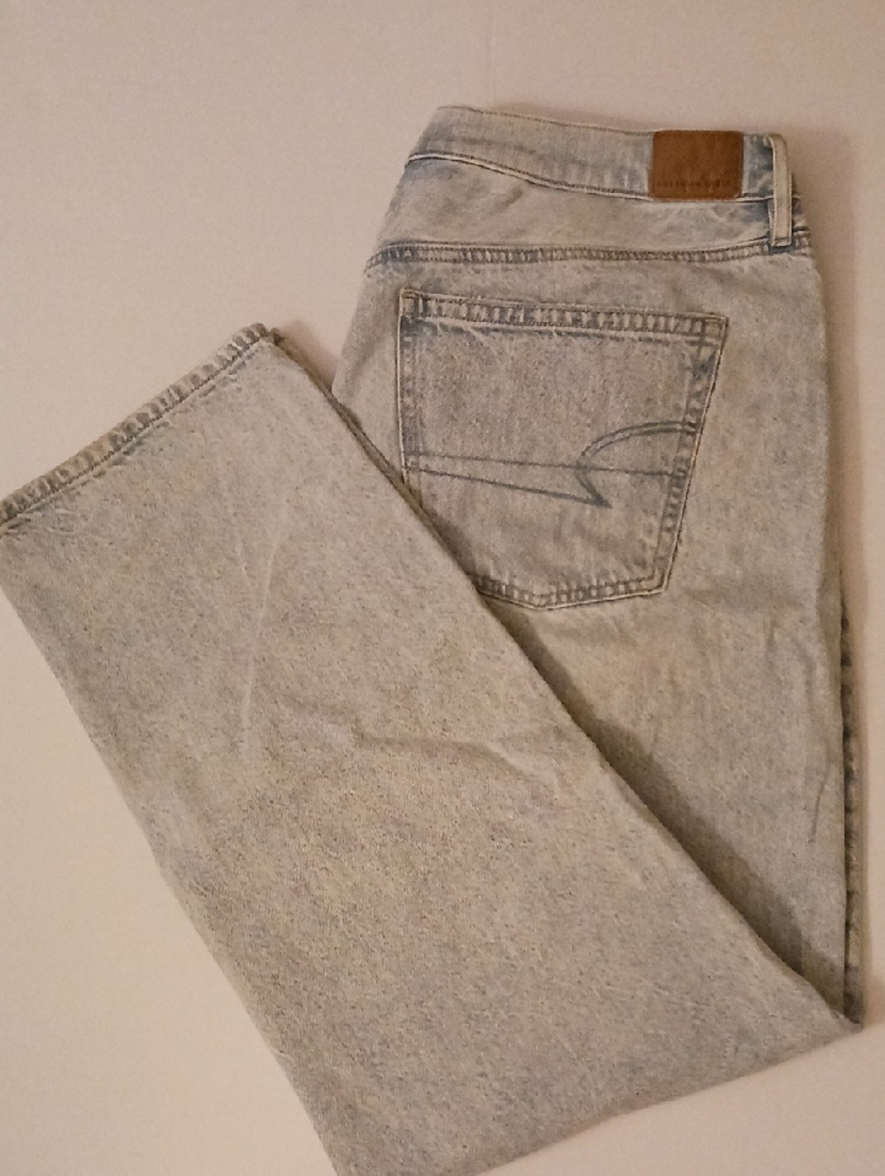 American Eagle Outfitters Light Acid Wash Boyfriend Jeans
